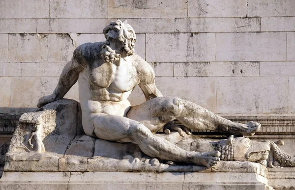 意大利罗马威尼斯广场 Altare Della Patria Tyrhenian Sea喷泉前的雕像 — 图库照片