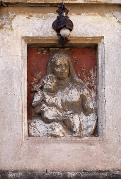 Imagem Virgem Maria Com Menino Jesus Fachada Palácio Roma Itália — Fotografia de Stock