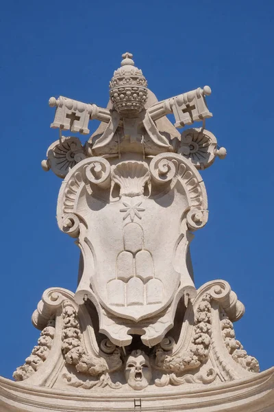 Alejandro Vii Escudo Armas Fragmento Columnata Basílica San Pedro Basílica —  Fotos de Stock