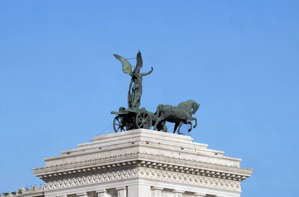 维多利亚女神的雕像骑在四边形上 维克多 埃马纽埃尔二世国家纪念碑 意大利罗马 — 图库照片