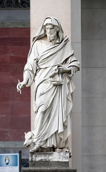 Statua San Luca Davanti Alla Basilica San Paolo Fuori Mura — Foto Stock