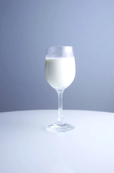 Glas Weißwein Auf Hellem Hintergrund — Stockfoto