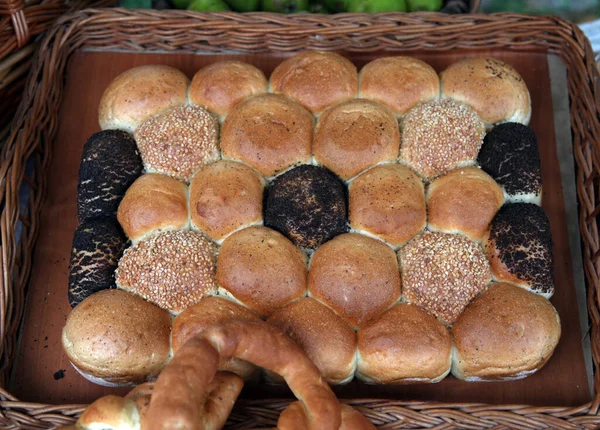 籐のかごで焼きたてのパン — ストック写真