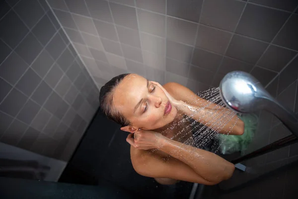 Mujer Bonita Joven Tomando Una Larga Ducha Caliente Lavándose Cabello —  Fotos de Stock