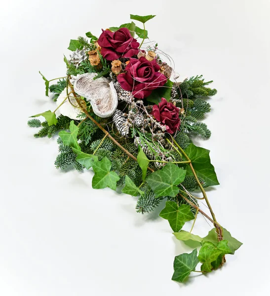 Schöner Blumenstrauß Und Rosen Auf Weißem Hintergrund — Stockfoto