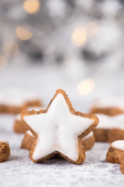 Kanelstjärnor Traditionella Tyska Julkakor Pepparkakor Tomt Kopieringsutrymme — Stockfoto