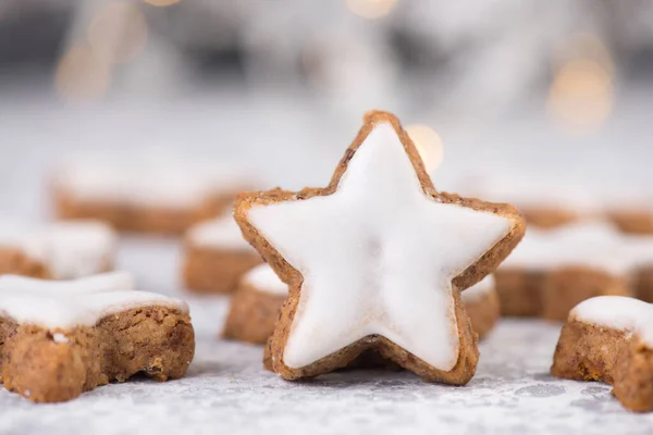 Kanelstjärnor Traditionella Tyska Julkakor Pepparkakor Tomt Kopieringsutrymme — Stockfoto