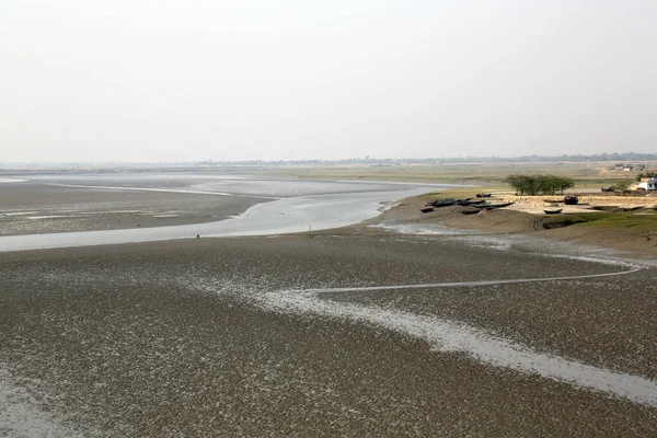 印度坎宁镇潮水退潮时马特拉河上的淤泥床 — 图库照片
