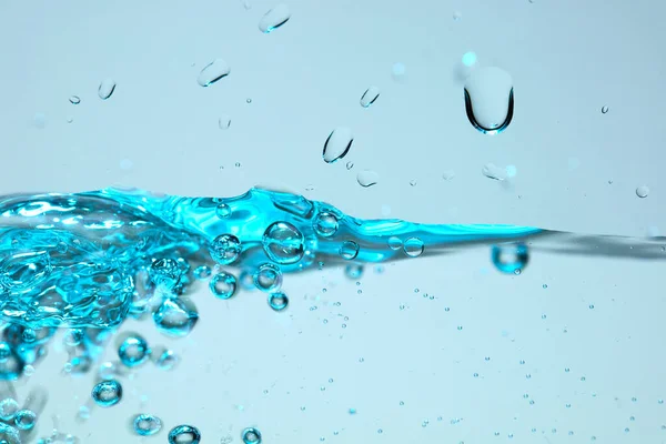 Primer Plano Una Superficie Agua Azul Con Gotas Agua Burbujas —  Fotos de Stock