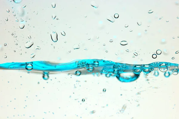 Primer Plano Una Superficie Agua Azul Con Gotas Agua Burbujas —  Fotos de Stock