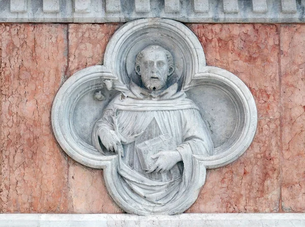 イタリアボローニャのサン ペトロニオ大聖堂のファサードのパオロ ボナイト救済によるサン ドミニク — ストック写真