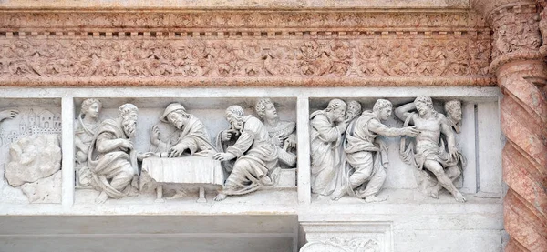 Večeře Emause Vlevo Pochybování Thomasovi Vpravo Zaccaria Volterra Dveře Baziliky — Stock fotografie