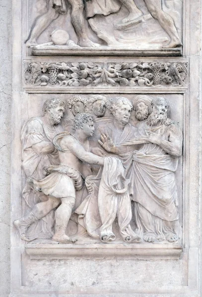 兄弟俩把约瑟的衣服拿给雅各看 雅各是由Girolamo Trevisio在意大利波洛尼亚San Petronio大教堂右边的门板上设计的 — 图库照片