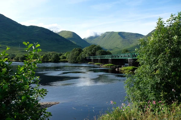Wunderschöne Landschaft Mit Fluss Und Bergen — Stockfoto