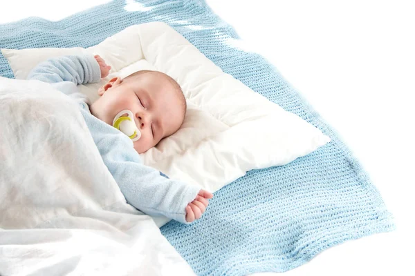 Menino Bonito Dormindo Uma Cama Branca — Fotografia de Stock