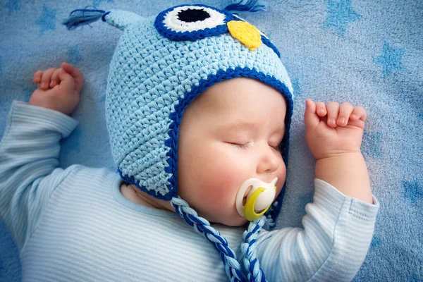 Monate Altes Baby Eulenmütze Schläft Auf Blauer Decke — Stockfoto