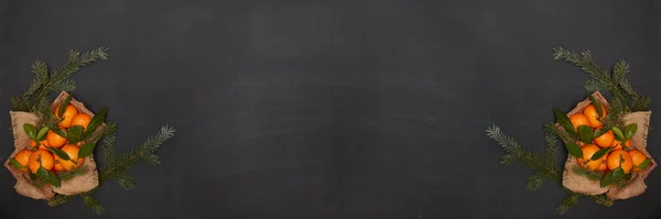 节日静谧的生活 叶子的曼达林躺在木制托盘上 用粗糙的餐巾纸和深色背景的冷杉枝条做成 带有复制空间的顶部视图 圣诞节 农历新年 — 图库照片