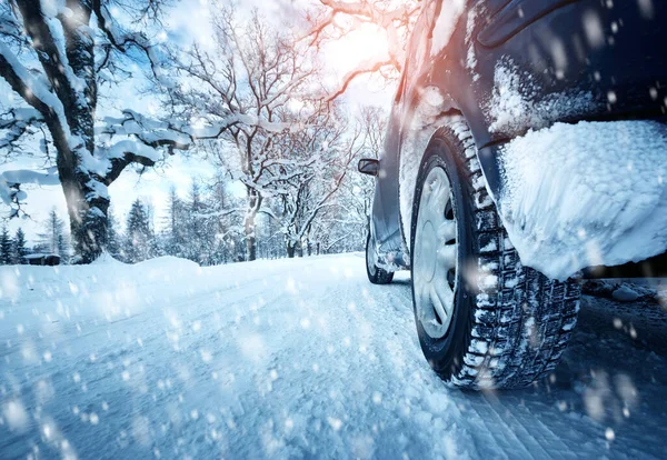 Autoreifen Auf Schneebedeckter Winterstraße Fahrzeug Morgen Bei Schneefall Auf Verschneiter — Stockfoto