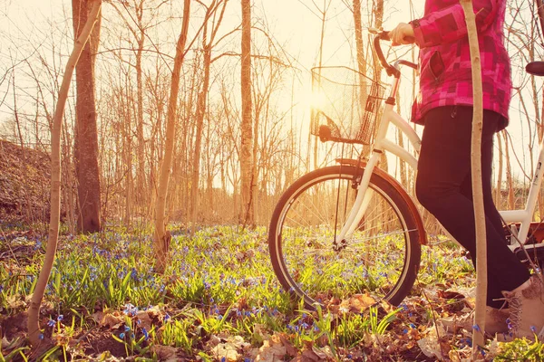 Vrouw Een Fiets Het Bos Het Voorjaar Avonds Met Prachtig — Stockfoto