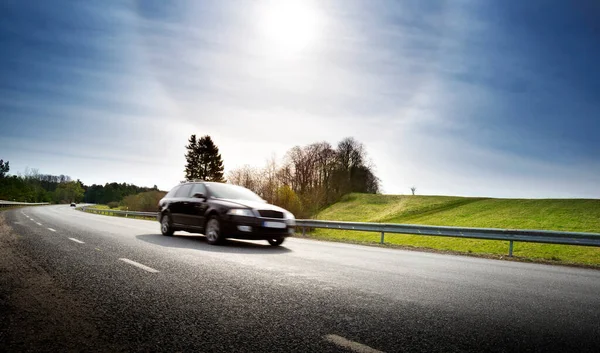 Carro Estrada Asfalto Belo Dia Primavera Campo — Fotografia de Stock