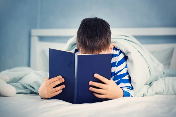 Bir Kitapla Yatakta Yatan Çocuk Çocuk Okuma — Stok fotoğraf