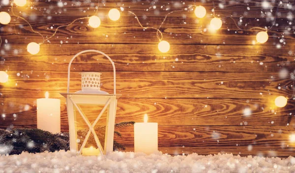 Старые Деревянные Доски Рождественским Декором Коричневый Фон Фонариком Снегом — стоковое фото