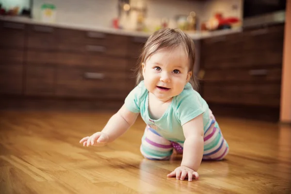 Bonita Menina Sorridente Rastejando Chão Cozinha Criança Infantil Sete Meses — Fotografia de Stock