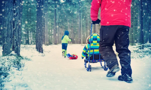 Vader Met Zoons Die Bij Sneeuwval Lopen Kinderen Winterkleding Spelen — Stockfoto