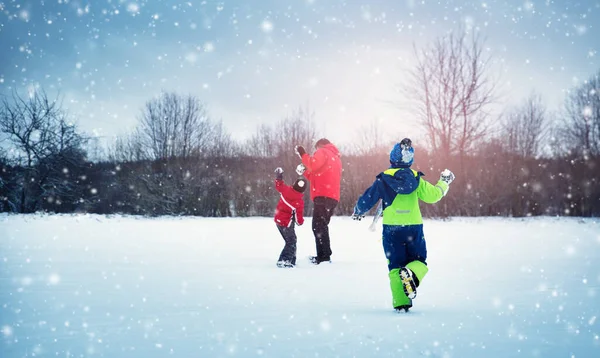 Πατέρας Γιους Που Περπατούν Στα Χιόνια Παιδιά Χειμωνιάτικα Ρούχα Παίζουν — Φωτογραφία Αρχείου
