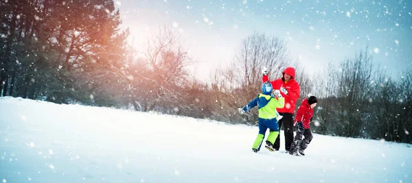 Πατέρας Γιους Που Περπατούν Στα Χιόνια Παιδιά Χειμωνιάτικα Ρούχα Παίζουν — Φωτογραφία Αρχείου