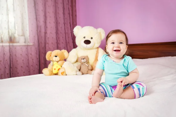 Bonito Sorrindo Pequena Menina Sentada Cama Com Brinquedos Suaves Criança — Fotografia de Stock