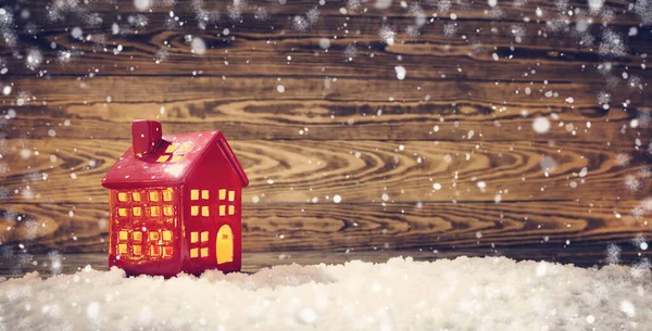 Старые Деревянные Доски Красным Домом Коричневый Фон Снегом Снежинками — стоковое фото