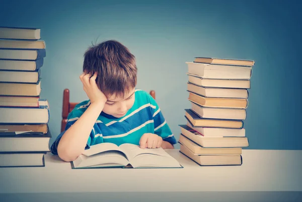 Yedi Yaşında Çocuk Evde Kitap Okurken Çocuk Eğitim Mavi Zemin — Stok fotoğraf