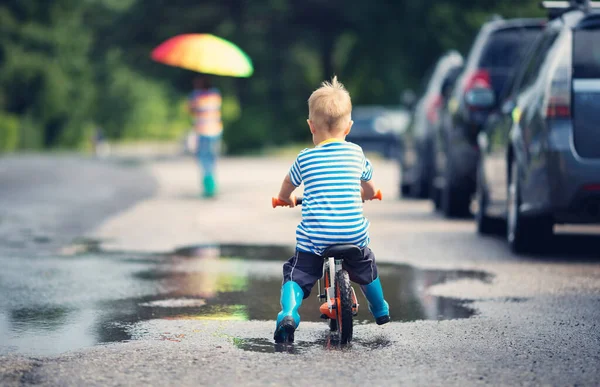 Dziecko Rowerze Równowagi Drodze Asfaltowej Lecie Rower Parku Poruszający Się — Zdjęcie stockowe