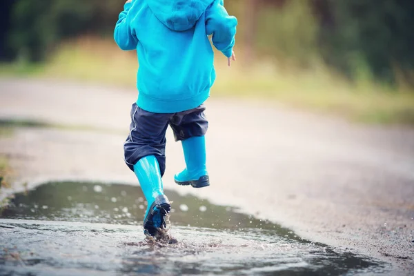 Barn Går Brunnar Och Hoppar Pöl Regnigt Väder Pojke Regn — Stockfoto