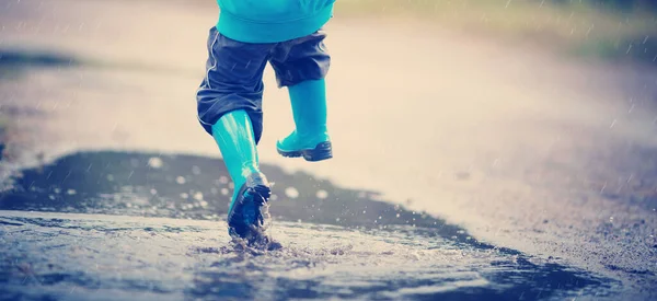 Niño Caminando Pocilgas Saltando Charco Tiempo Lluvioso Niño Bajo Lluvia — Foto de Stock