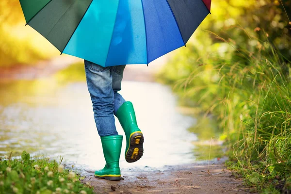 Yağmurlu Havalarda Birikintisi Içinde Yürüyen Bir Çocuk Oğlan Yazın Yağmur — Stok fotoğraf