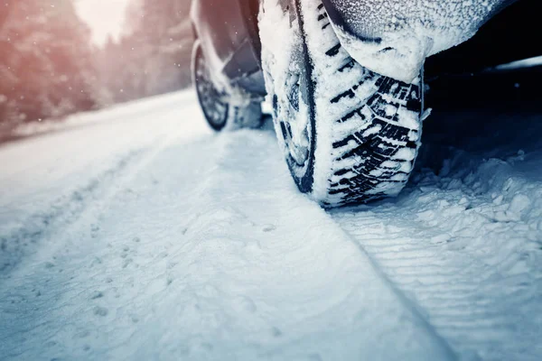 Autobanden Winterweg Bedekt Met Sneeuw Voertuig Besneeuwde Manier Ochtend Bij — Stockfoto