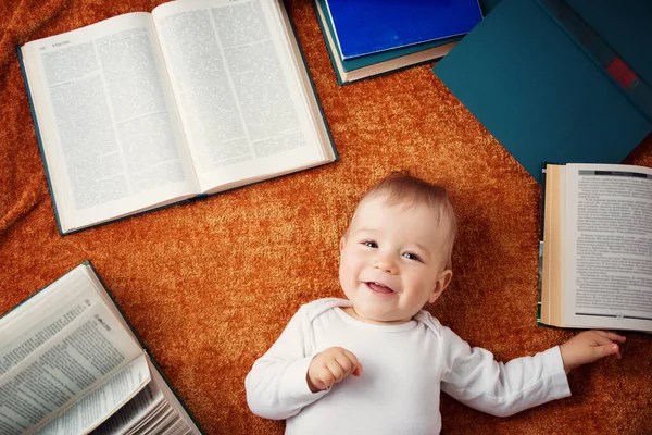 Gözlüksüz Kitapların Arasında Bir Yaşında Bir Bebek Mutlu Küçük Çocuk — Stok fotoğraf