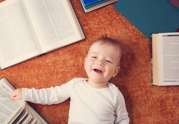 Gözlüksüz Kitapların Arasında Bir Yaşında Bir Bebek Mutlu Küçük Çocuk — Stok fotoğraf