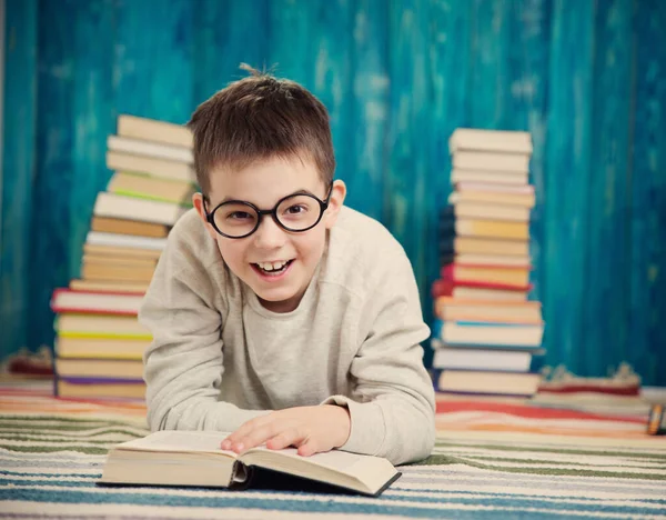 Åtta Gammal Barn Läser Bok Hemma Pojke Studerar Vid Bordet — Stockfoto