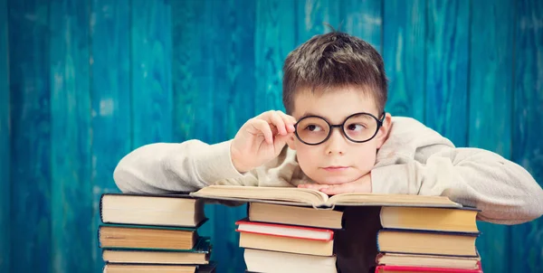 Sekiz Yaşında Bir Çocuk Evde Kitap Okuyor Çocuk Mavi Arka — Stok fotoğraf