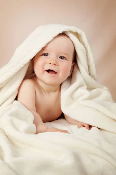 Ładny Ośmiu Miesięcy Życia Dziecko Zawinięte Ręcznik Higiena Dziecka Mały — Zdjęcie stockowe