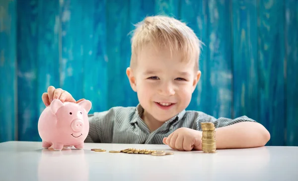 Tříleté Dítě Sedí Stole Penězi Prasečí Bankou Šťastný Chlapec Euromincemi — Stock fotografie
