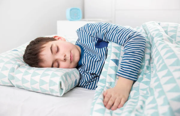 Criança Oito Anos Dormindo Cama Travesseiro Menino Dormindo Quarto Branco — Fotografia de Stock