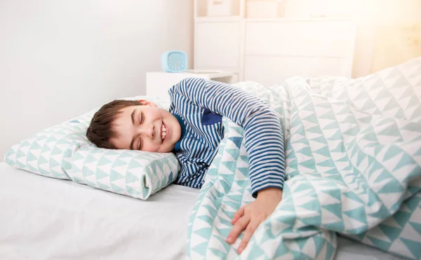 Sekiz Yaşında Bir Çocuk Yastıkta Uyuyor Beyaz Yatak Odasında Uyuyan — Stok fotoğraf