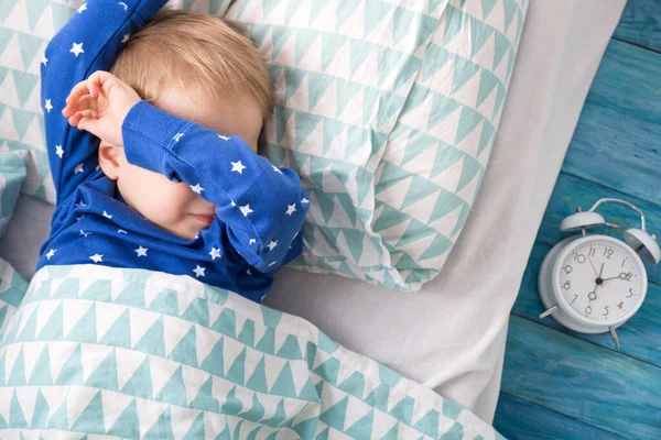 Menino Dormindo Cama Casa — Fotografia de Stock