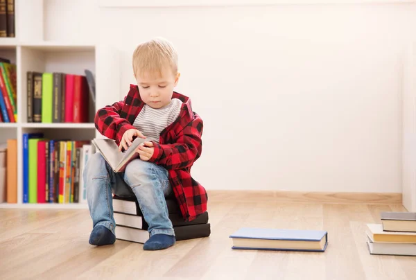Evde Kitapların Arasında Oturan Yaşında Bir Çocuk Beyaz Odada Okuyan — Stok fotoğraf
