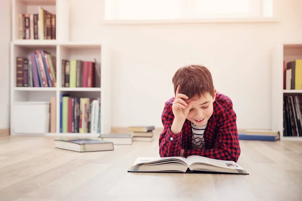 Evde Kitapların Arasında Yerde Yatan Sekiz Yaşında Bir Çocuk Beyaz — Stok fotoğraf
