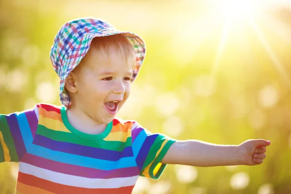 Gelukkige Jongen Permanent Gras Fieald Met Paardebloemen Zonnige Zomeravond Kind — Stockfoto